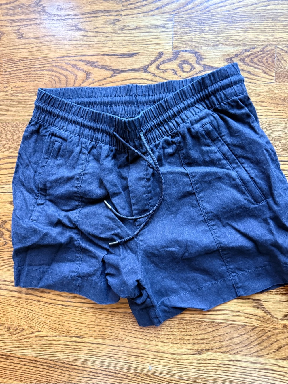 Athleta Black Linen shorts. Size S. Zip pockets. Elastic waist with tie. EUC 4”
